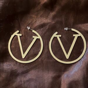 💍🆕💍 Boutique Gold V Logo Fashion Earrings